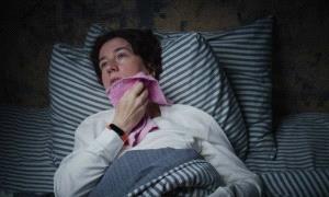 دراسة تحذر: النوم في غرفة حارة يضغط على قلبك