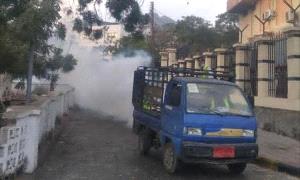 فرق صحة البيئة بعدن تكثف حملات الرش الضبابي في مديرية صيرة