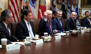 بين نـ.ـار الحـ.ـرب وأوراق التفاوض.. ترامب يوازن بين صقور البنتاغون ودعاة التهدئة