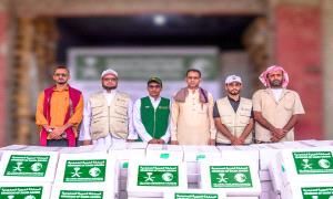 مركز الملك سلمان للإغاثة يدشن توزيع 6 ألف كرتون تمر في مديريات ساحل حضرموت