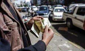 رواتب مقطوعة وأرصفة مزدحمة.. اقتصاد "الانهيار الكامل" يعم مناطق الحو.ثيين