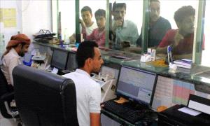 الحرب تضرب الريال.. أزمة السيولة توسّع السوق الموازية في اليمن