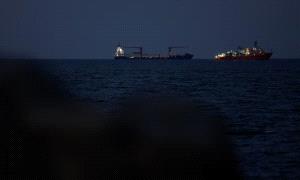 نظرة فاحصة - ما هي التحديات التي تواجه تأمين الشحن عبر مضيق هرمز؟