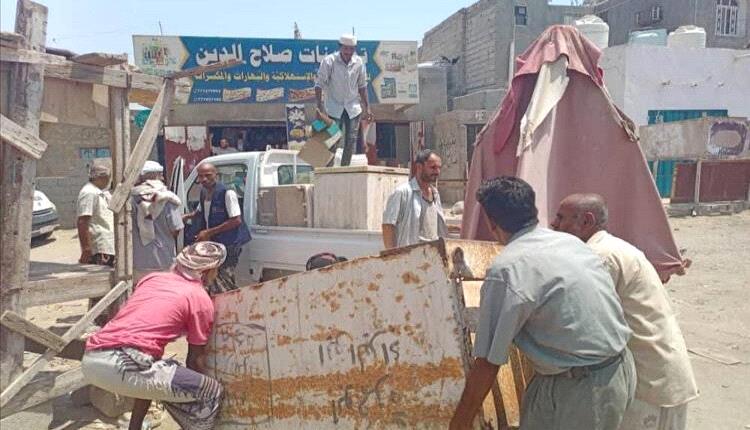 حملة لإزالة العشوائيات وتنظيم الشوارع في البريقة بعدن
