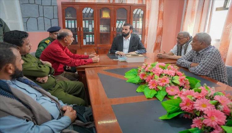 محافظ أبين يزور المرافق الحكومية ويؤكد على ضرورة الانضباط الوظيفي