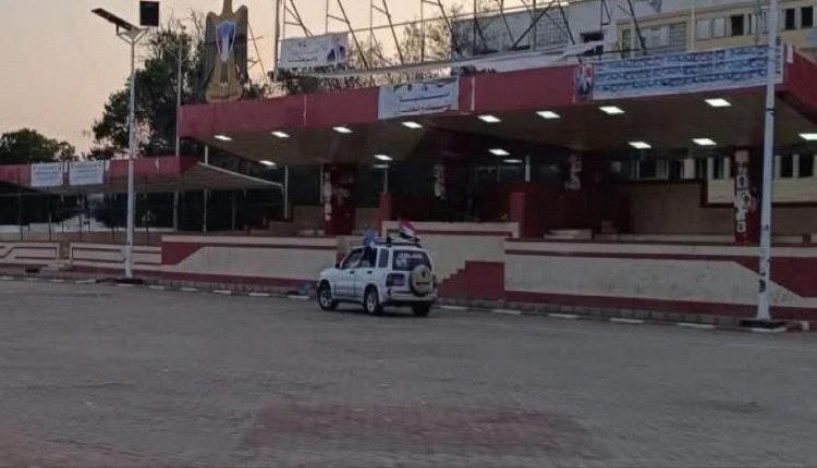 إنزال أعلام الجنوب من ساحة العروض: إثبات ولاء للوحدة أم تنفيذ أوامر وصاية؟