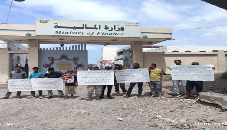 وقفة احتجاجية لموظفي صيانة الطرق تطالب بإقالة المدير المالي وتنفيذ القرار الإداري

