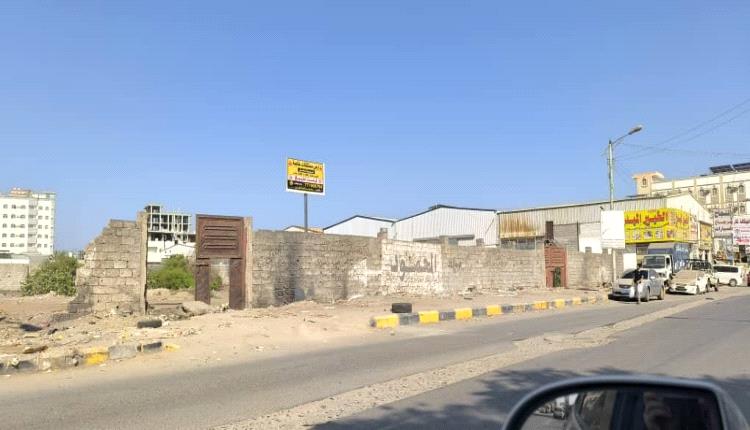 ورثة سالم الكلدي يصدرون تحذيرًا قانونيًا بشأن أرض بشارع الدرين في عدن
