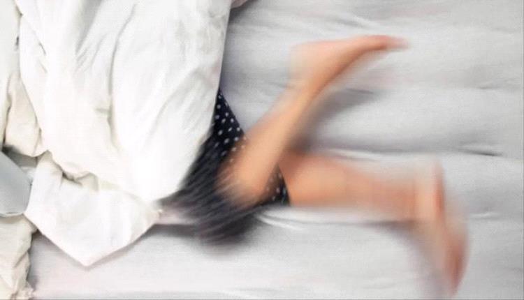 متلازمة تململ الساقين.. قد تخفي نقصاً في معدن حيوي