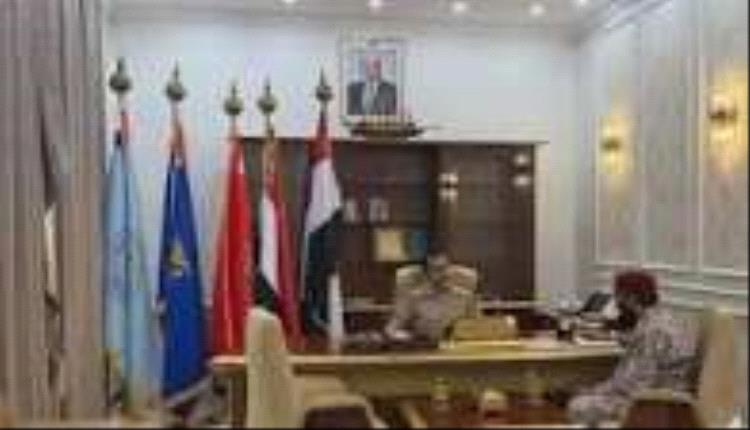 وزير الدفاع يبحث مع قائد المنطقة الرابعة مستجدات الأوضاع العسكرية وخطط رفع الجاهزية