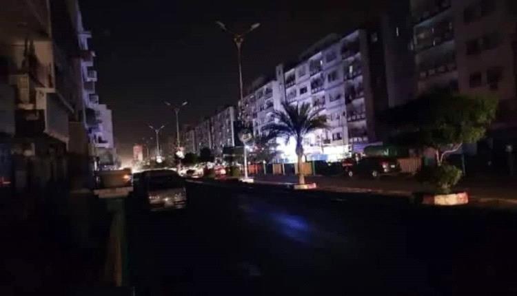 معاناة تتجدد كل صيف : كهرباء عدن… هل هي أزمة موارد أم ثقب أسود للفساد؟