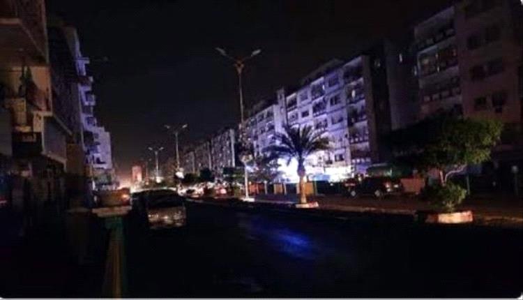بين الظلام والصمود.. اهالي عدن يواجهون أقسى الأزمات وتردي الخدمات
