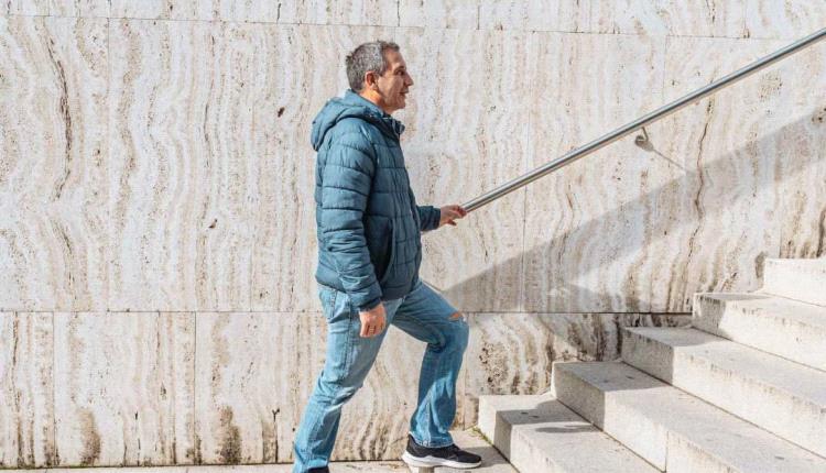 "لهاث السلالم".. متى يصبح مؤشراً للخطر؟