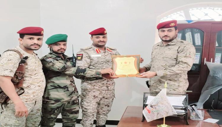 خريجو كلية الطيران والدفاع الجوي يكرّمون أركان اللواء 32 مشاة العقيد طه الدباء تقديرًا لمواقفه الوطنية ودعمه المتواصل للشباب العسكري