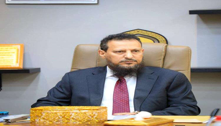 عاجل:محافظ عدن يوقف اول مسؤول امني على خلفية الإفراج عن المتهم باغتـ.ـصاب طفل