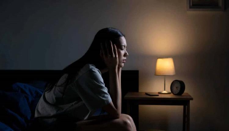 النوم المتقطّع.. كم مرة يُعد الاستيقاظ ليلاً طبيعياً؟