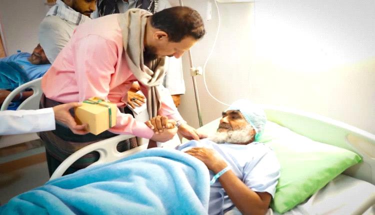 محافظ عدن يرسم البسمة على وجوه المرضى في جولة عيدية بالمستشفيات