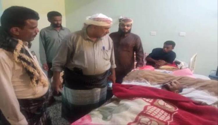 وكيل أبين يتفقد مستشفى الرازي في زيارة عيدية ويشيد بجهود الكادر الطبي