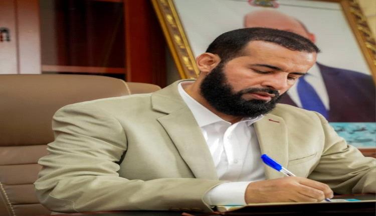 لفتة إنسانية.. محافظ أبين يمنح عمال النظافة حافزًا عيديًا