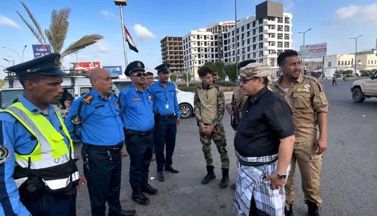 الحالمي يزور النقاط الأمنية في العاصمة عدن ويبادل أفرادها التهاني
