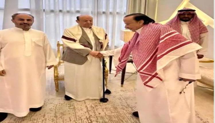 من العكاز إلى الرحيل الأخير.. كيف مهد ظهور "عيد الفطر" لنبأ وفاة الرئيس هادي؟

