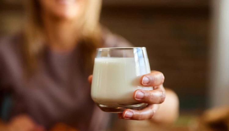 كم ساعة يمكن ترك الحليب خارج الثلاجة قبل أن يفسد؟
