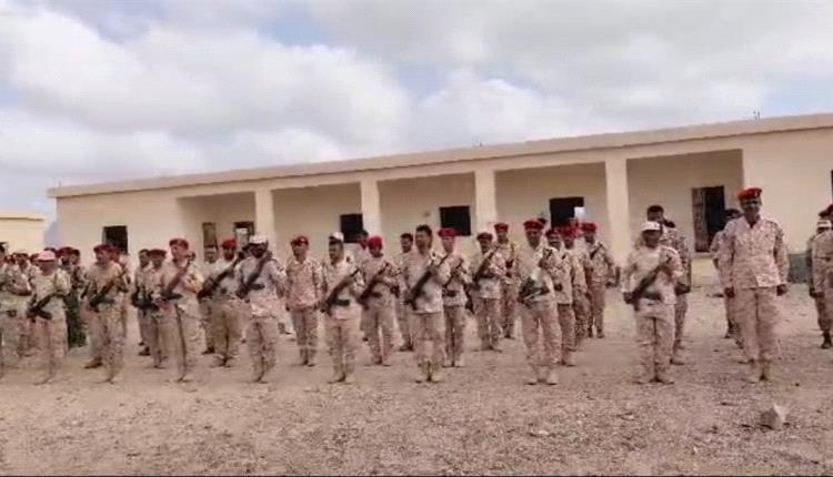 بتوجيهات الرئيس الزُبيدي : قيادة القوات البرية تنفذ زيارة معايدة للقوات الجنوبية بقاعدة العند العسكرية