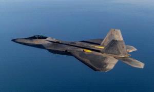 الطائرة التي لا تُهزم.. F-22 تُحكم قبضتها على الحـ.ـرب الجوية