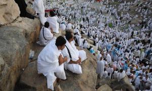 حجاج بيت الله يتوافدون إلى عرفات لأداء الركن الأعظم