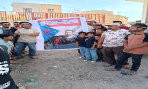 أبناء "الشعيب" يحتشدون أمام النيابة العامة للمطالبة بالقصاص العاجل لـ "القزعي"
