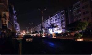 بين الظلام والصمود.. اهالي عدن يواجهون أقسى الأزمات وتردي الخدمات