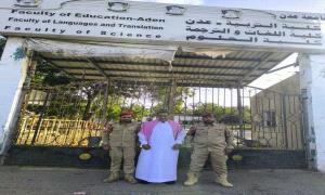 عميد كلية اللغات والترجمة جامعة عدن يتفقد حراسة الكلية في اول ايام عيد الاضحى