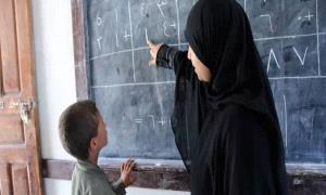 رواتب تُنهب وأخرى تتأخر.. معلمو اليمن يدفعون الثمن