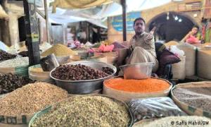 تحذيرات من شح بعض المواد والسلع في أسواق اليمن بعد تعثر وصولها إلى الموانئ اليمنية