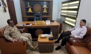 مدير شركة الغاز بحضرموت يلتقي قائد خفر السواحل لبحث التنسيق المشترك