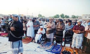 نائب رئيس تنفيذية انتقالي أبين يؤدي صلاة عيد الأضحى المبارك مع جموع المصلين بالعاصمة زنجبار