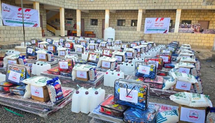 بتوجيه من اللحجي.. الخلية الإنسانية لدرع الوطن توزع مساعدات عاجلة للنازحين في المضاربة ورأس العارة