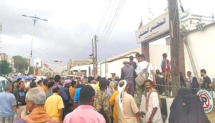 "نفير” العليمي ينتهي بطوابير الإعانات.. نازحون شماليون يزحفون إلى الإغاثة بدل الجبهات
