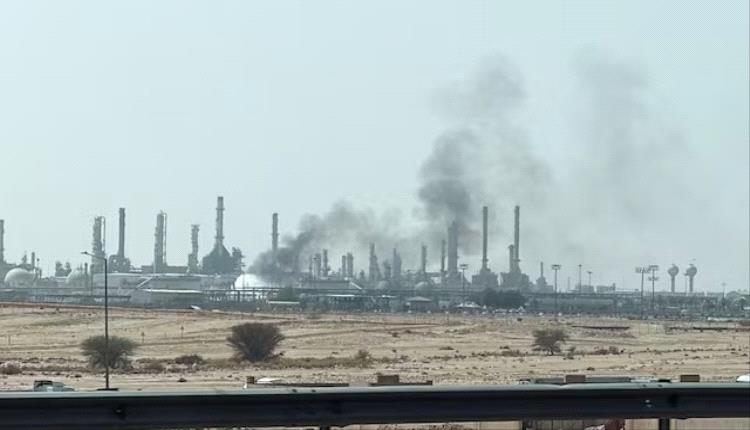 رويترز: تصاعد أعمدة دخان كثيفة ونيران بالقرب من منشأة لشركة أرامكو في الرياض