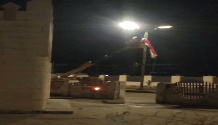 عاجل.. قوات مدعومة سعودياً تزيل أعلام الجنوب من شوارع المكلا