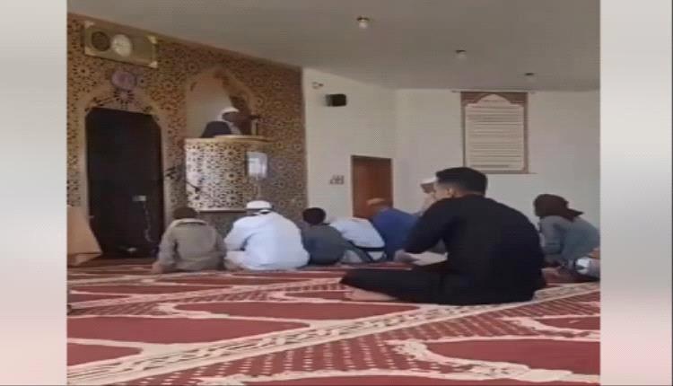 رفضًا لخطيب فرضه الحو.ثيون.. مصلّو مسجد في الحجرية بتعز يغادرون جماعيًا ويتركونه فارغًا