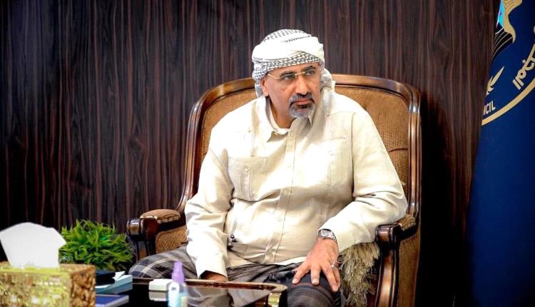 عاجل : الرئيس الزُبيدي يهاتف أسر الشهداء وقيادات عسكرية مرابطة في جبهات القـ,ـتال