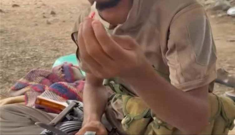 جندي جنوبي يكشف عن مفاجأة مثيرة عُثر عليها بحوزة أسرى حو.ثيين