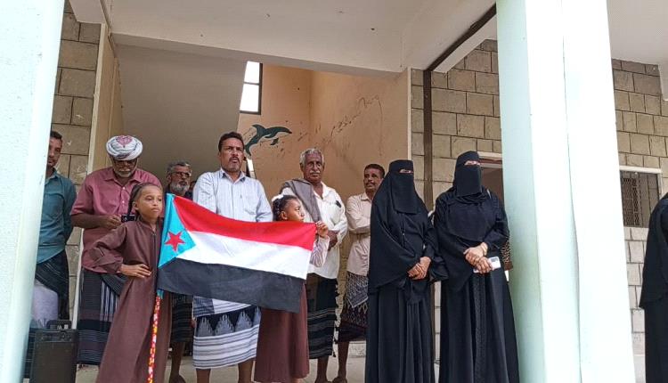 انتقالي خنفر يواصل حملة رفع علم دولة الجنوب وترديد النشيد الوطني في مدارس الكود
