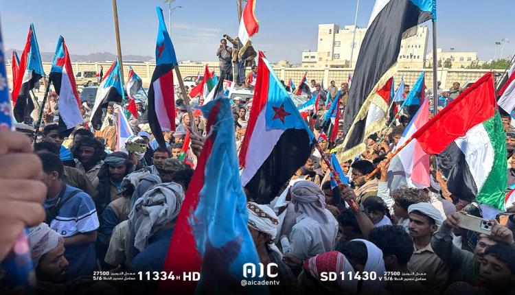 يحدث الان  : تدفق بشري هائل صوب عتق في 