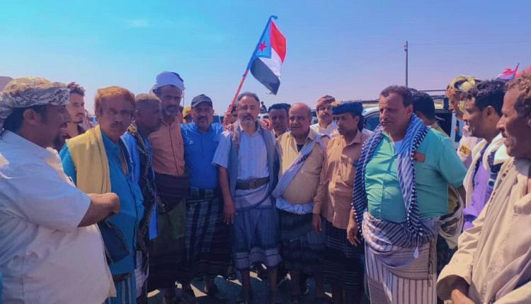 رئيس انتقالي أبين يتفقد نقطة تجمع الحشود في دوفس ويشرف على ترتيب وصول المديريات