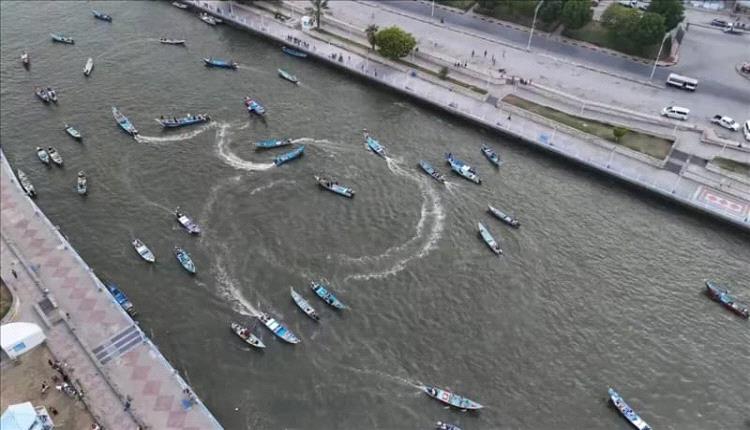 عرض بحري في خور المكلا احتفاءً بذكرى ثورة 14 أكتوبر المجيدة