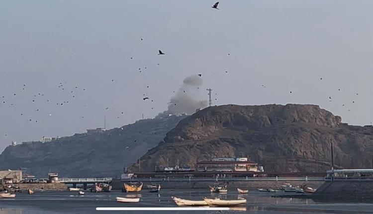 تضرر منازل في محيط قصر معاشيق جراء القصـ,ـف الصـ,ـاروخي الحـ,ـوثي على عدن