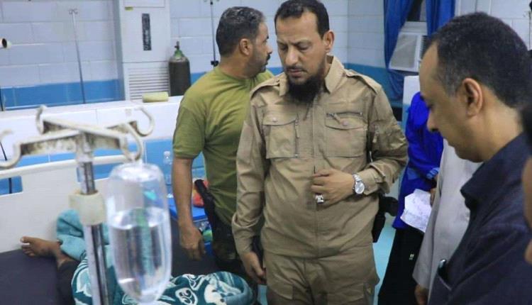 المحافظ شيخ يتفقد مطار عدن الدولي عقب الاستهداف الصـ.ـاروخي الحو.ثي ويوجه بإيواء المسافرين