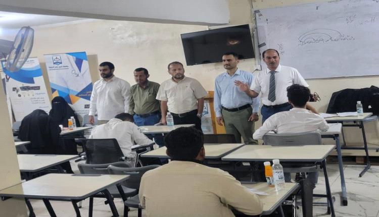 رئيس جامعة خليج عدن الدولية يدشّن امتحانات المنح التنافسية للعام الجامعي 2026–2027م
